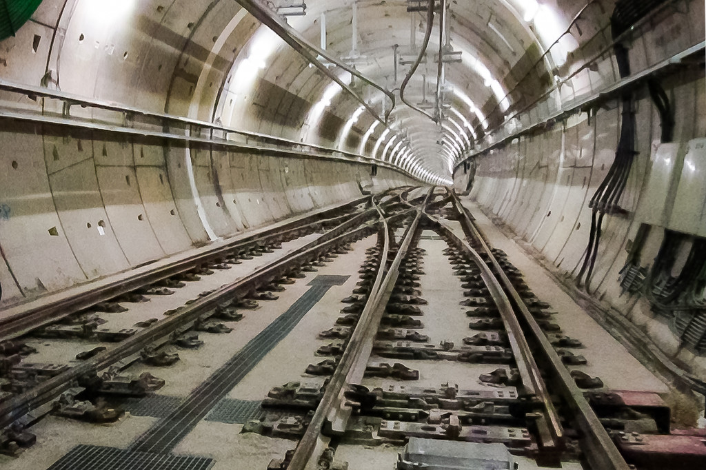 Двухпутный тоннель с перекрёстным съездом и верхним токосъёмом. В Москве контактный рельс будет расположен по бокам