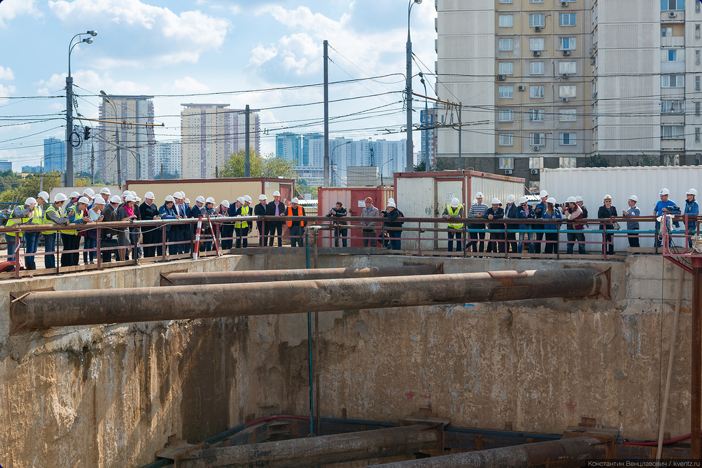Высокое начальство и гости собрались на церемонию запуска