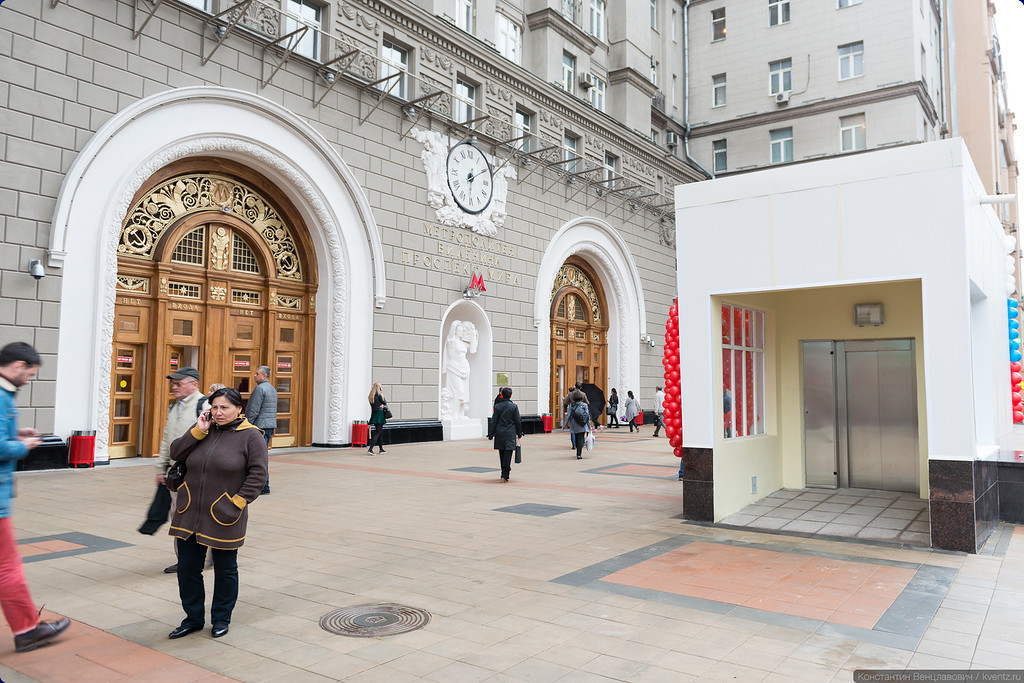 Вход в метро и странный лифт