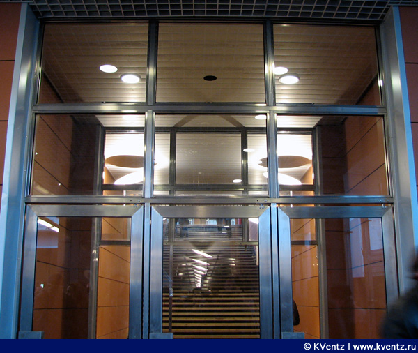 Стеклянные двери перед лестницей в вестибюль